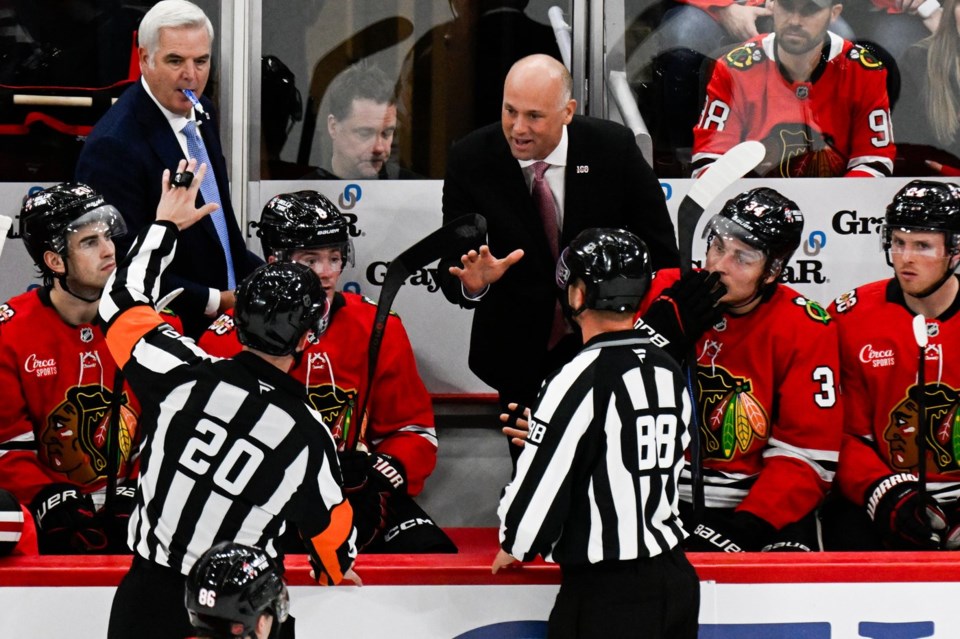 Chicago Blackhawks säkrade sin första seger under den nya tränaren Jeff Blashill